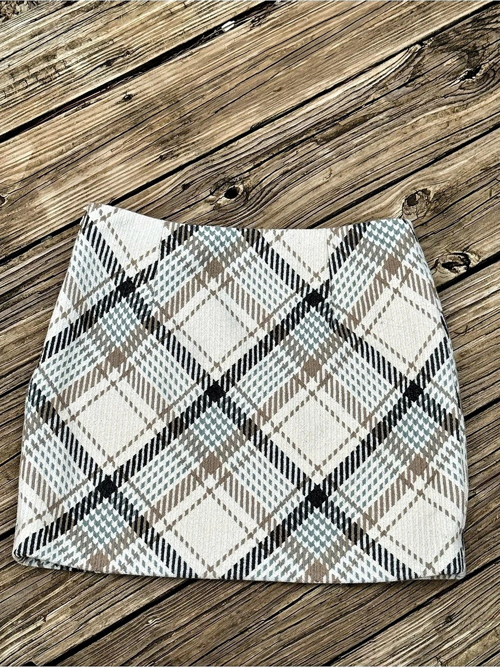 H&M Plaid Mini Skirt in White & Black Size Medium Like New